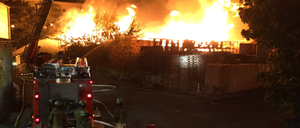 Hunderte Europaletten heizen das Feuer in Alt-Hohenschönhausen an. 120 Einsatzkräfte sind vor Ort.