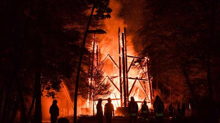 Der rund 40 Meter hohe Aussichtsturm am Rande des Stadtwalds bestand vollständig aus Holz.