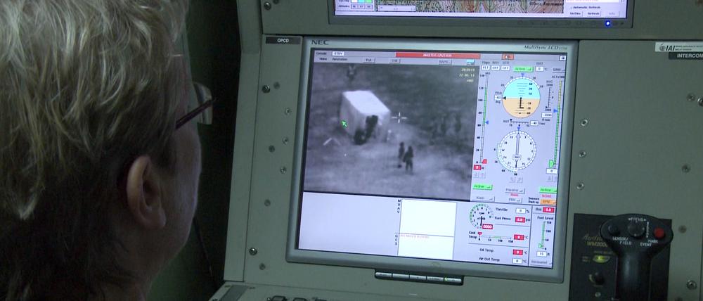 Ground Control Box - Reale Geschehen sieht auf dem Monitor aus wie ein Videospiel.