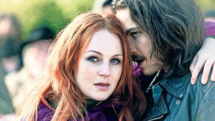 1977, bei der Beerdigung der Stammheim-Gefangenen: Astrid Frühwein (Emma Jane) und Wilhelm Jordan (Elias Popp). Was haben sie mit dem Mordfall 2017 zu tun?