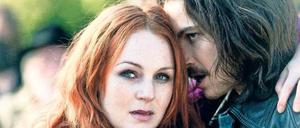 1977, bei der Beerdigung der Stammheim-Gefangenen: Astrid Frühwein (Emma Jane) und Wilhelm Jordan (Elias Popp). Was haben sie mit dem Mordfall 2017 zu tun?