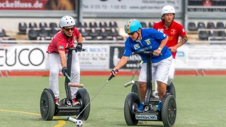Herr Luther ist auch noch Weltmeister im Segway-Polo - dieses Bild schickt er uns aus der Ferne. Er ist der Mann im blauen Trikot.
