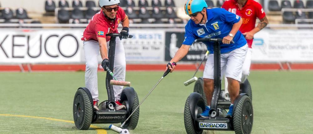 Herr Luther ist auch noch Weltmeister im Segway-Polo - dieses Bild schickt er uns aus der Ferne. Er ist der Mann im blauen Trikot.