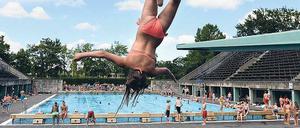 Auf eigene Gefahr. Die Tribünen des Olympiabads sind schon lange gesperrt.