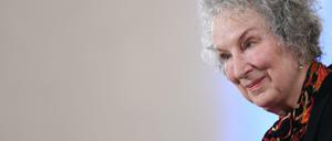 Margaret Atwood, 77, blickt bei der Verleihung des Friedenspreises des Deutschen Buchhandels in der Paulskirche in Frankfurt am Main nach ihrer Dankesrede in die Runde. 