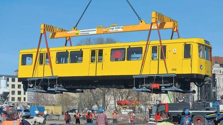 Die U-Bahnen für die Linie U 55 müssen per Kran herausgehoben werden.