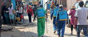 In Antananarivo der Hauptstadt Madagaskars, sollen Desinfektionskampagnen das Risiko einer Infektion über Rattenflöhe reduzieren.