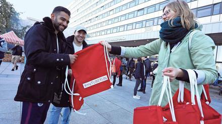 Engagiert. Vor der TU Berlin werden zu Semesterbeginn schicke rote Beutel mit Infomaterial verteilt. Die TU allein begrüßt mehr als 7000 Studienanfänger.