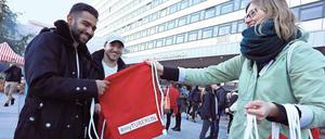 Engagiert. Vor der TU Berlin werden zu Semesterbeginn schicke rote Beutel mit Infomaterial verteilt. Die TU allein begrüßt mehr als 7000 Studienanfänger.
