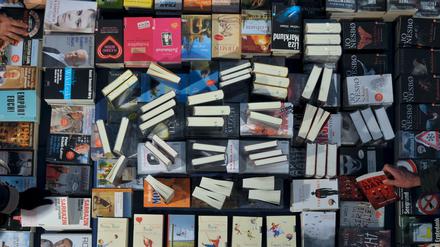Büchertisch von der Leipziger Buchmesse 2015.