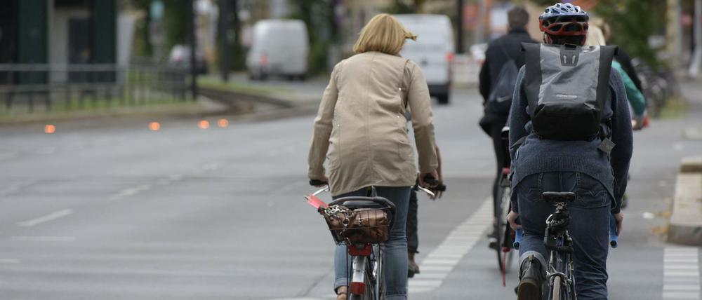 Fahrradfahrer an der Kreuzung Schönhauser Allee / Wibyer Straße in Berlin-Prenzlauer Berg Fahrradfahrer in Berlin.
