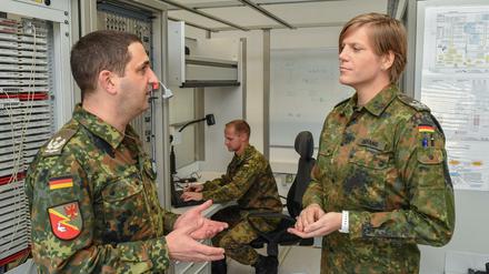 Oberstleutnant Anastasia Biefang (r) und ihr Vorgänger Oberstleutnant Thorsten Niemann. 