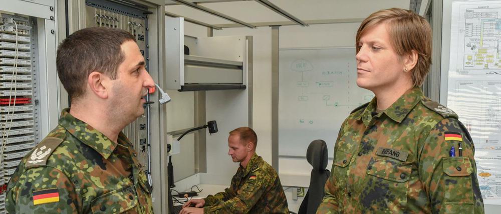 Oberstleutnant Anastasia Biefang (r) und ihr Vorgänger Oberstleutnant Thorsten Niemann.