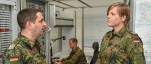 Oberstleutnant Anastasia Biefang (r) und ihr Vorgänger Oberstleutnant Thorsten Niemann. 