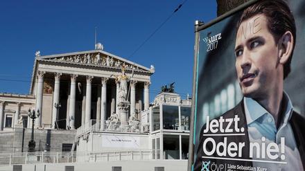 Ein Wahlplakat des Siegers vor dem Nationalrat in Wien am Tag danach.