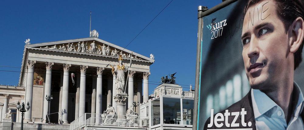 Ein Wahlplakat des Siegers vor dem Nationalrat in Wien am Tag danach.
