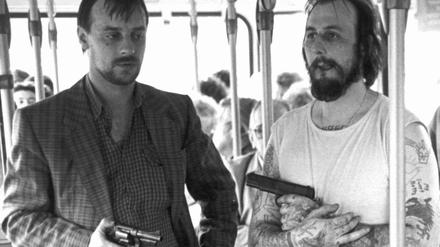Gladbecker Geiselnahme 1988. Die bewaffneten Geiselnehmer Dieter Degowski (links, soll frei kommen) und Hans-Jürgen Rösner (rechts, will freikommen). 