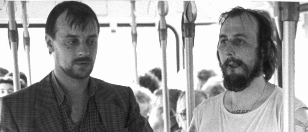 Gladbecker Geiselnahme 1988. Die bewaffneten Geiselnehmer Dieter Degowski (links, soll frei kommen) und Hans-Jürgen Rösner (rechts, will freikommen).