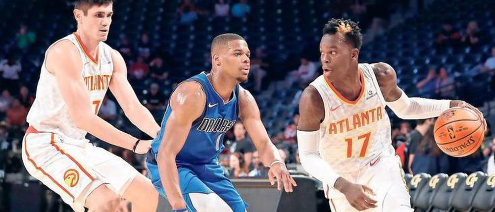 Immer das Ziel vor Augen: Dennis Schröder (rechts) will in dieser NBA-Saison wieder neue persönliche Rekorde brechen. Mit seinen jugendlichen Eskapaden, die zuletzt zu einer Verhaftung führten, steht er sich auf dem Weg zum Erfolg aber oft selbst im Weg.