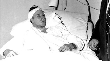 Bobby Charlton überlebt den Flugzeugabsturz 1958 verletzt in einem Krankenhaus in München.