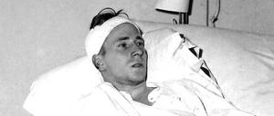 Bobby Charlton überlebt den Flugzeugabsturz 1958 verletzt in einem Krankenhaus in München.