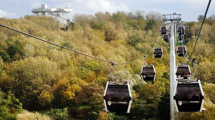 Mal hin- und her gondeln: Die spektakuläre Kabinenseilbahn der IGA bleibt auch nach der Blumenschau weiter in Betrieb. Im Hintergrund ist der Wolkenhain auf dem Kienberg zu sehen.