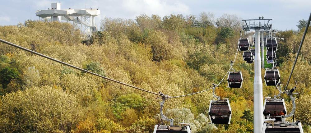 Mal hin- und her gondeln: Die spektakuläre Kabinenseilbahn der IGA bleibt auch nach der Blumenschau weiter in Betrieb. Im Hintergrund ist der Wolkenhain auf dem Kienberg zu sehen.