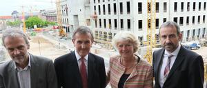 Der Chef der Stiftung Preußischer Kulturbesitz Hermann Parzinger, Kulturstaatsministerin Monika Grütters, Gründungsintendant des Humboldt-Forums Neil MacGregor, und Kunsthistoriker Horst Bredekamp 2015 vor der Schlossbaustelle.