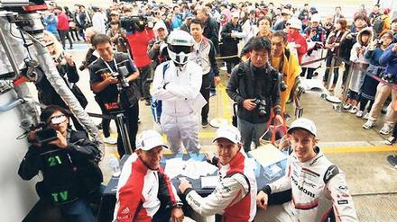 Timo Bernhard, Earl Bamber und Brendon Hartley (von links) freuen sich über den Besuch der Fans bei der Autogrammstunde.