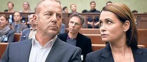 Was plant unser Nachbar als Nächstes? Randolph Tiefenthaler (Heino Ferch) und Rebecca (Anja Kling) warten angespannt auf die Eröffnung der Gerichtsverhandlung.
