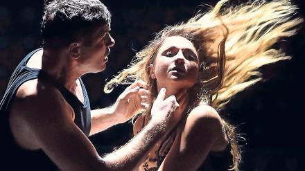 Radikales Kammerspiel. Dominik Köninger als Pelléas, Nadja Mchantaf als Mélisande. 