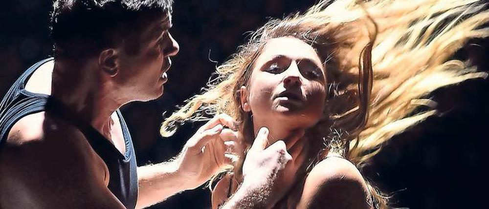 Radikales Kammerspiel. Dominik Köninger als Pelléas, Nadja Mchantaf als Mélisande. 