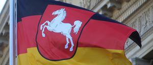 Eine Niedersachsenfahne vor dem Landtag in Hannover.