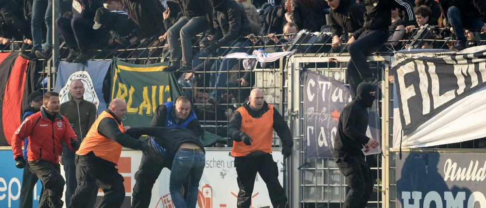 In der vergangenen Saison stürmten Cottbuser Fans in Babelsberg auf den Platz.