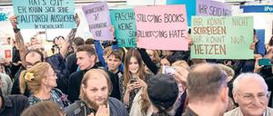 Argument oder Protest? Gegendemonstranten bei einer Lesung mit dem AfD-Politiker Björn Höcke. 