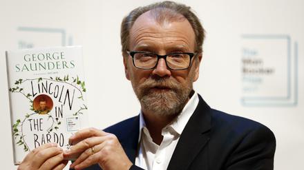 George Saunders mit seinem Roman „Lincoln in the Bardo“ bei der Preisverleihung des britischen Booker. Die Idee für sein Debüt habe der Schriftsteller über 20 Jahre mit sich herumgetragen.