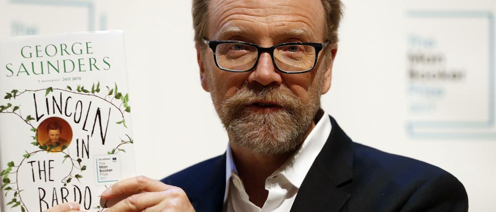 George Saunders mit seinem Roman „Lincoln in the Bardo“ bei der Preisverleihung des britischen Booker. Die Idee für sein Debüt habe der Schriftsteller über 20 Jahre mit sich herumgetragen.