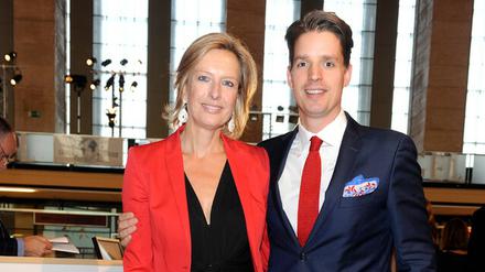 Heike-Maria von Joest, Vorsitzende der Bürgerstiftung, mit Kilian Jay von Seldeneck vom Kunsthaus Lempertz.