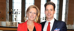 Heike-Maria von Joest, Vorsitzende der Bürgerstiftung, mit Kilian Jay von Seldeneck vom Kunsthaus Lempertz.