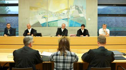 Der wegen fahrlässiger Tötung angeklagte Andreas P. (M) sitzt zu Prozessbeginn neben seinen Anwälten. .