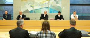 Der wegen fahrlässiger Tötung angeklagte Andreas P. (M) sitzt zu Prozessbeginn neben seinen Anwälten. .