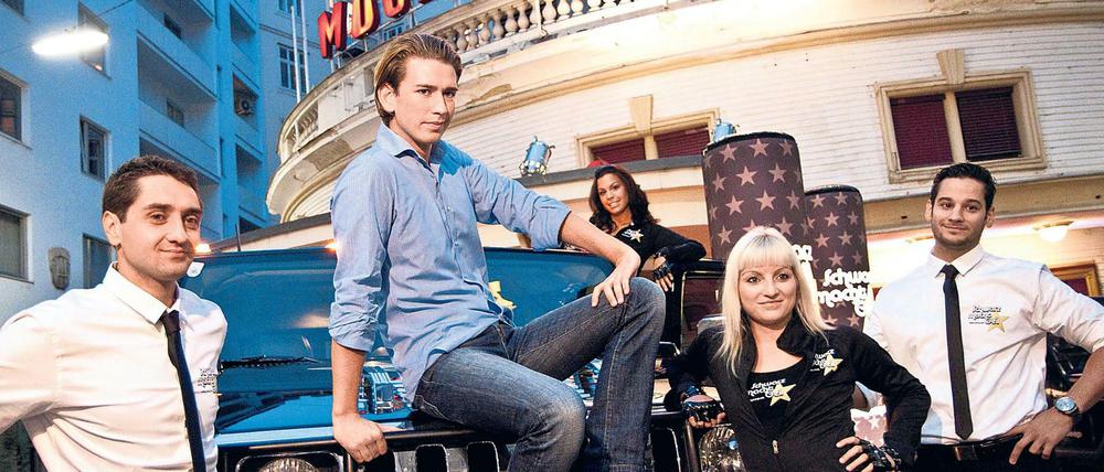 Sebastian Kurz. Der peinliche Wahlkampfauftritt 2011 mit „Geil-o-mobil“ und dem Slogan „Schwarz macht geil“ ist bis heute im Netz zu finden.