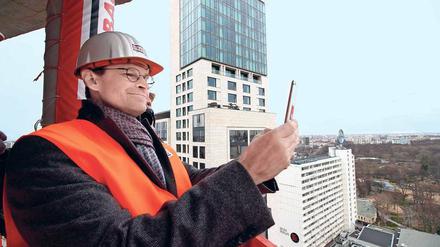 Der Regierende Bürgermeister Michael Müller im Februar 2016 auf der Baustelle des Hochhauses „Upper West“. 