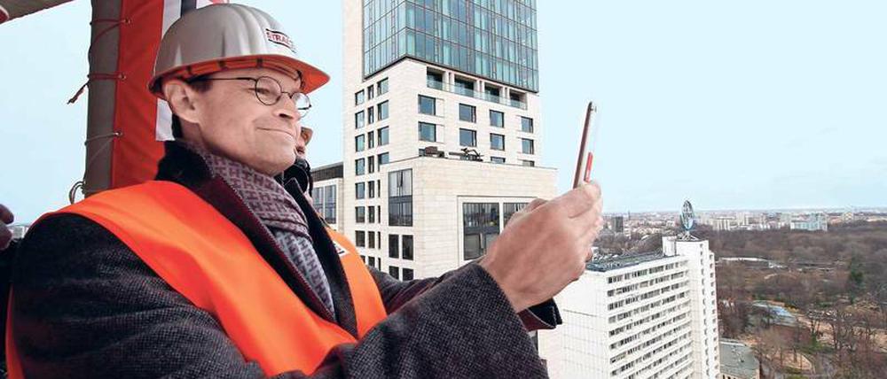Der Regierende Bürgermeister Michael Müller im Februar 2016 auf der Baustelle des Hochhauses „Upper West“. 