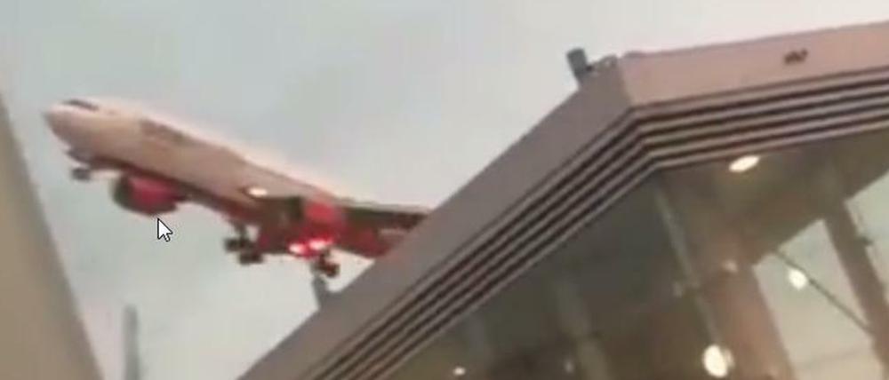 Das aufsehenerregende Flugmanöver der letzten Air-Berlin-Maschine aus den USA nach Düsseldorf beschäftigt nun das Luftfahrt-Bundesamt.