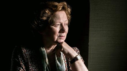 Frau am Fenster: Tag für Tag beobachtet Sylvia Blok (Imogen Kogge) ihre neuen Nachbarn. Der Neuanfang nebenan stärkt sie, doch das Glück hält nicht an. 
