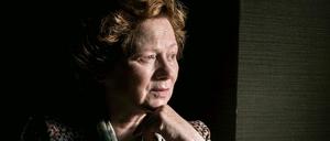 Frau am Fenster: Tag für Tag beobachtet Sylvia Blok (Imogen Kogge) ihre neuen Nachbarn. Der Neuanfang nebenan stärkt sie, doch das Glück hält nicht an. 