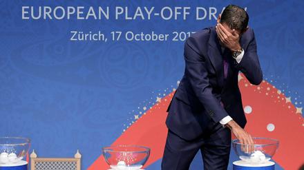 Augen zu und durch: Der spanische Ex-Nationalspieler Fernando Hierro durfte bei der Auslosung sein Händchen als Losfee unter Beweis stellen.