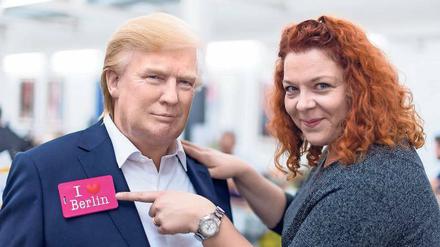 Neuberliner. US-Präsident Donald Trump ist jetzt bei Madame Tussauds zu sehen, im Bild mit Nina Zerbe vom Wachsfigurenkabinett. 