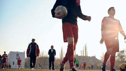 Noch ist alles friedlich. Doch nicht jedes Fußballspiel endet auch ohne übertriebene Aggressionen. Schuld sind oft aufgepeitschte Eltern, Trainer und Spieler. 